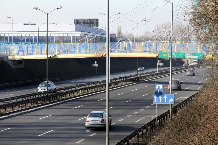 Ktoś namalował ogromny napis &quot;Autonomia dla Śląska&quot; na moście nad DTŚ