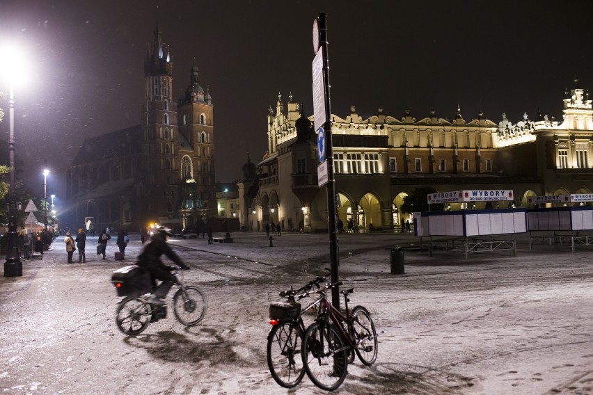 W Krakowie pojawił się pierwszy śnieg [ZDJĘCIA]