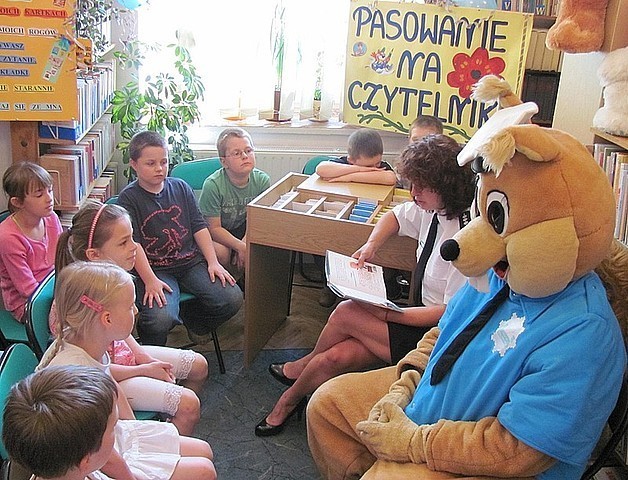 Policjanci ze Stalowej Woli czytali dzieciom [zdjęcia]