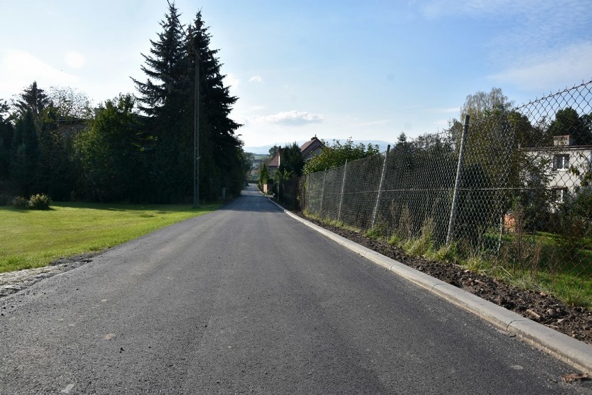 Trwa przebudowa dróg w gminie.  Nowe nawierzchnie w Boleścinie, Lutomi i Witoszowie 