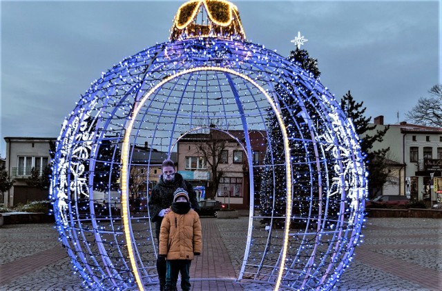 Rynek w Wolbromiu prezentuje się okazale w świetle iluminacji. Boże Narodzenie 2020 coraz bliżej.