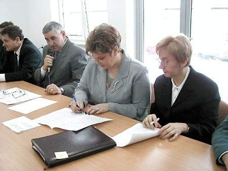 Akt notarialny podpisała burmistrz Lidia Należyty