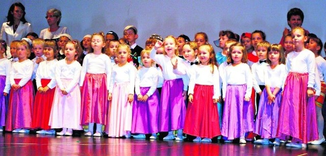 W tych kolorowych strojach wystąpiła grupa Jabłuszek. Dzieci zatańczyły w nich walczyka. Widownia nagrodziła je gromkimi brawami