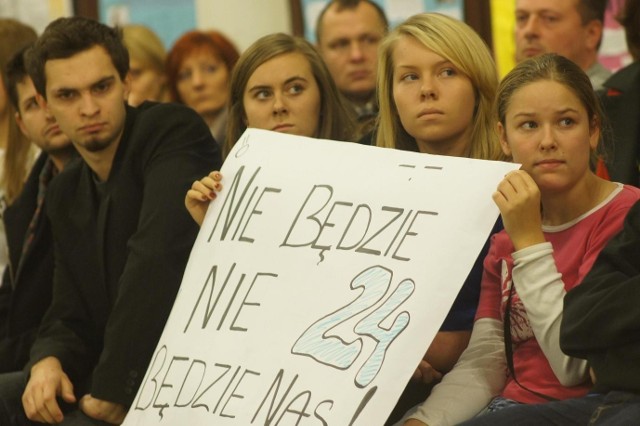 Kolejna demonstracja przeciw likwidacji szkół w Urzędzie Miasta nie przyniosła skutku. 28 lutego o godzinie 12:30 na Sesji Rady Miasta zapadła ostateczna decyzja o likwidacji gimnazjum nr 24 imienia Unii Europejskiej. 

Od godziny 9:00 oblegane były oblegali sale urzędu, w których toczyła się debata dotycząca przyszłości poznańskiej oświaty.

Zobacz więcej: Radni zdecydowali: Nie będzie Gimnazjum nr 24 w Poznaniu