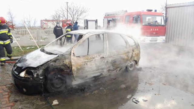 W czwartek, 12 stycznia, o godzinie 14:32 ochotnicy z Koźmina i z Czarnego Sadu oraz zawodowcy z Krotoszyna zostali zaalarmowani o pożarze samochodu osobowego w miejscowości Psie Pole (gm. Koźmin Wlkp.)

Pożar auta w Psim Polu [ZDJĘCIA]