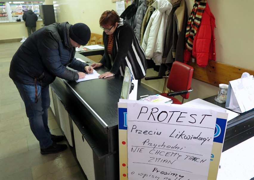 Protest pacjentów w przychodni przy Dmowskiego, zbierane są...