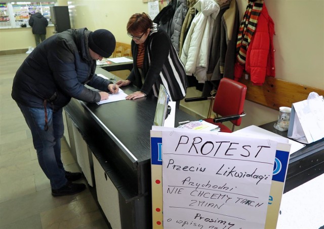 Protest pacjentów w przychodni przy Dmowskiego, zbierane są podpisy pod petycją