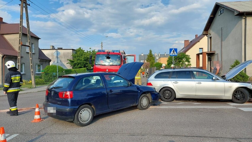 Wejherowo. Zderzenie trzech samochodów na skrzyżowaniu ul. Konopnickiej i Stefczyka. Kierowca BMW nie zatrzymał się na znaku stop | ZDJĘCIA