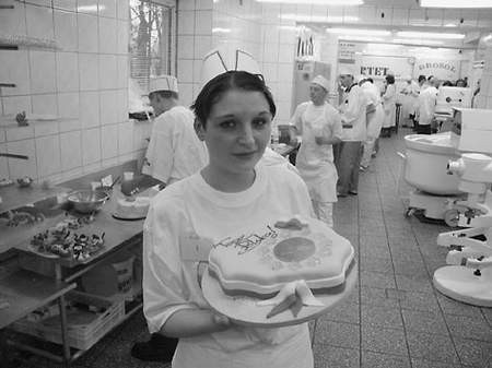 Monika Niewiak ze swoim tortem w kształcie Polski.