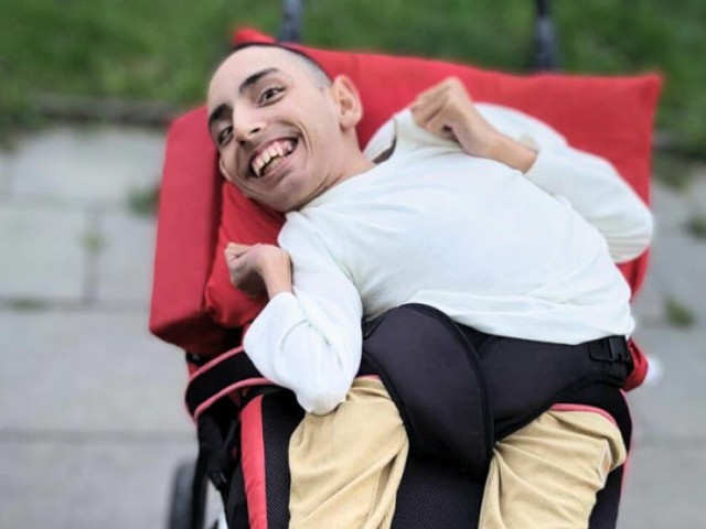 Wiktor Ciureja to 22 latek, który uwięziony jest w schorowanym ciele. Siedzenie powoduje ogromny ból. Dlatego konieczne jest dostosowanie wózka do pozycji leżącej.