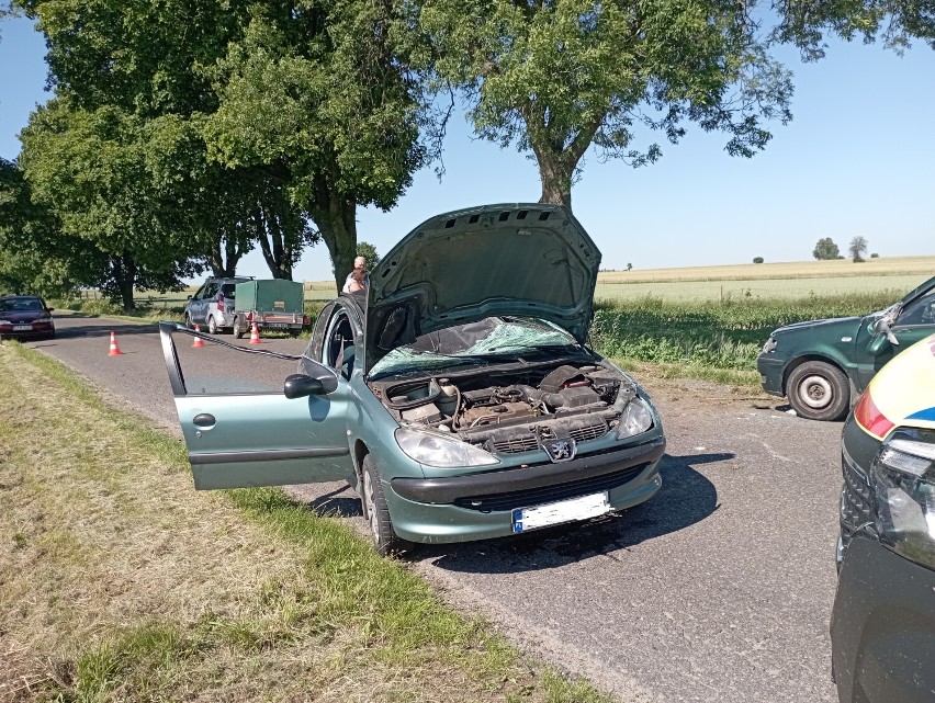 Wypadek w Głuchowie. Samochód dachował, jego kierowca miał prawie 3 promile. Pasażerka i kierowca w szpitalu