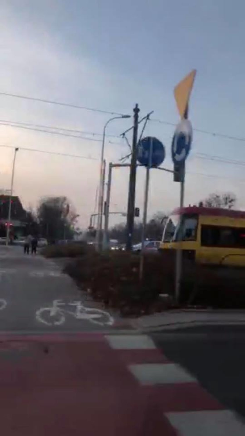 Wypadek w Warszawie. Zderzenie samochodu z tramwajem na...