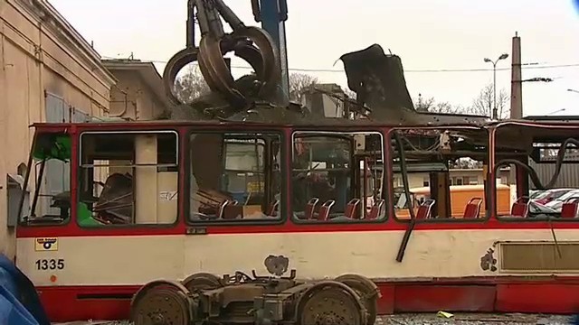 Zobacz jak maszyna rozrywa 105-tkę na strzępy (wideo)