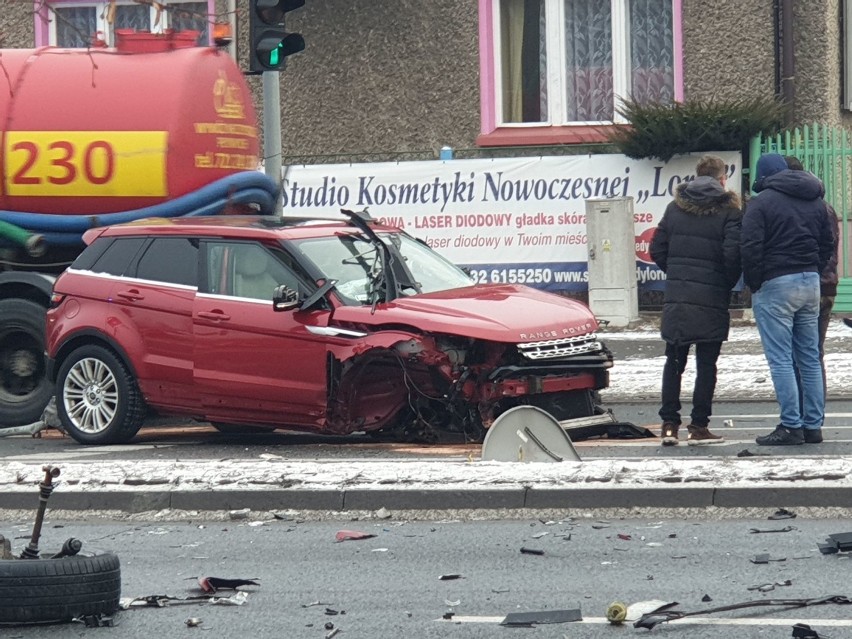 Wypadek w Jaworznie. Siła uderzenia była tak duża... że samochód zgubił silnik [ZDJĘCIA]. Zobacz jak doszło do wypadku [WIDEO]