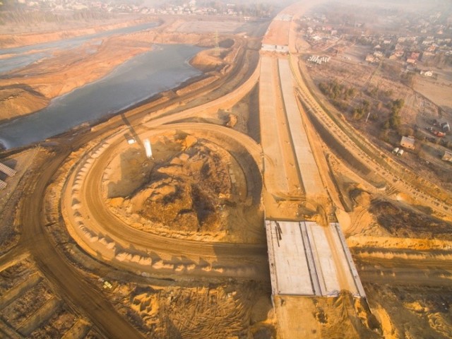 Budowa autostrady A1, odcinek F. Zdjęcia z lutego 2019 r. 
To część A1, która będzie autostradową obwodnicą Częstochowy. Budowa powoduje obecnie utrudnienia dla kierowców, które zaczynają się na DK 1 w Mykanowie