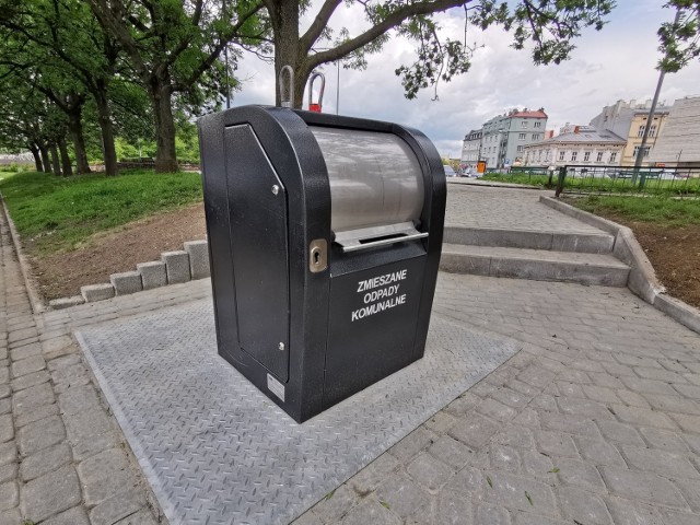 Na Placu Rybim w Przemyślu zamontowano pierwszy w mieście podziemny pojemnik na odpady. 

- Pojemnik został zakupiony w ramach budżetu obywatelskiego na 2018 rok, jednak z uwagi na wzrost kosztów robót budowlanych nie został zamontowany. Istniejące do tej pory 3 pojemniki na odpady służyły mieszańcom 10 kamienic przy Placu Rybim, ul. Ratuszowej i ul. Wodnej. Podziemny pojemnik wyeliminuje uciążliwy zapach, zwiększy bezpieczeństwo użytkowników, zapewni łatwy dostęp dla osób niepełnosprawnych - powiedziała Agata Czereba rzecznik prasowy prezydenta Przemyśla.