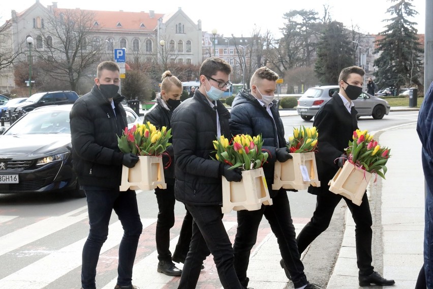 Dzień Kobiet w Legnicy, prezydent rozdawał paniom tulipany