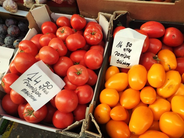 Pomidory są bardzo smaczne, a na Małym Rynku dostać można kilkanaście ich odmian.