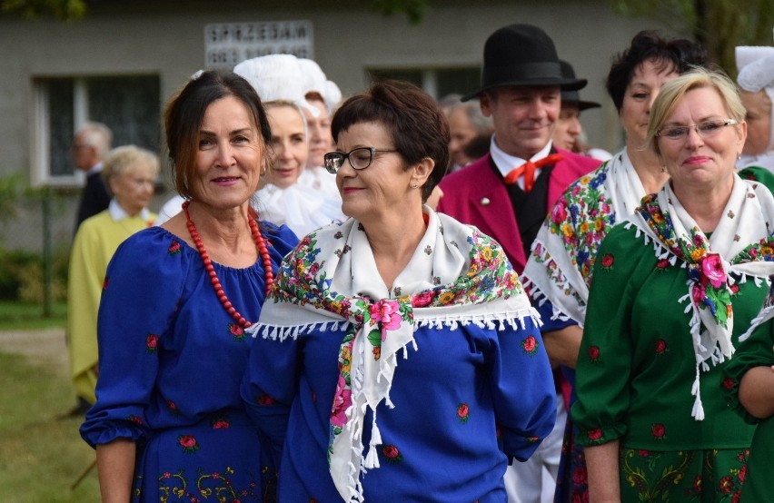 Tradycyjne wieńce, dzielenie chleba, wyścigi konnych...