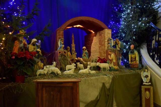 Bożonarodzeniowa szopka w kościele pod wezwaniem św. Floriana w Chodzieży stoi jak zwykle w bocznej nawie - na lewo od ołtarza