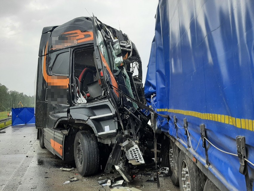 Śmiertelny wypadek na autostradzie A1 w okolicach Radomska. Zderzyły się 4 ciężarówki. ZDJĘCIA