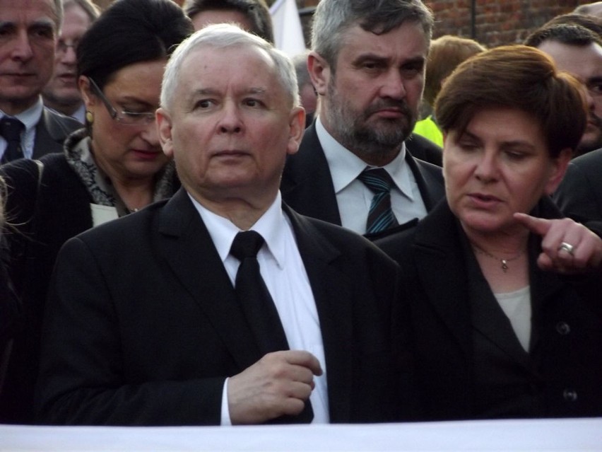Jarosław Kaczyński i Beata Szydło, podczas marszu w stronę...