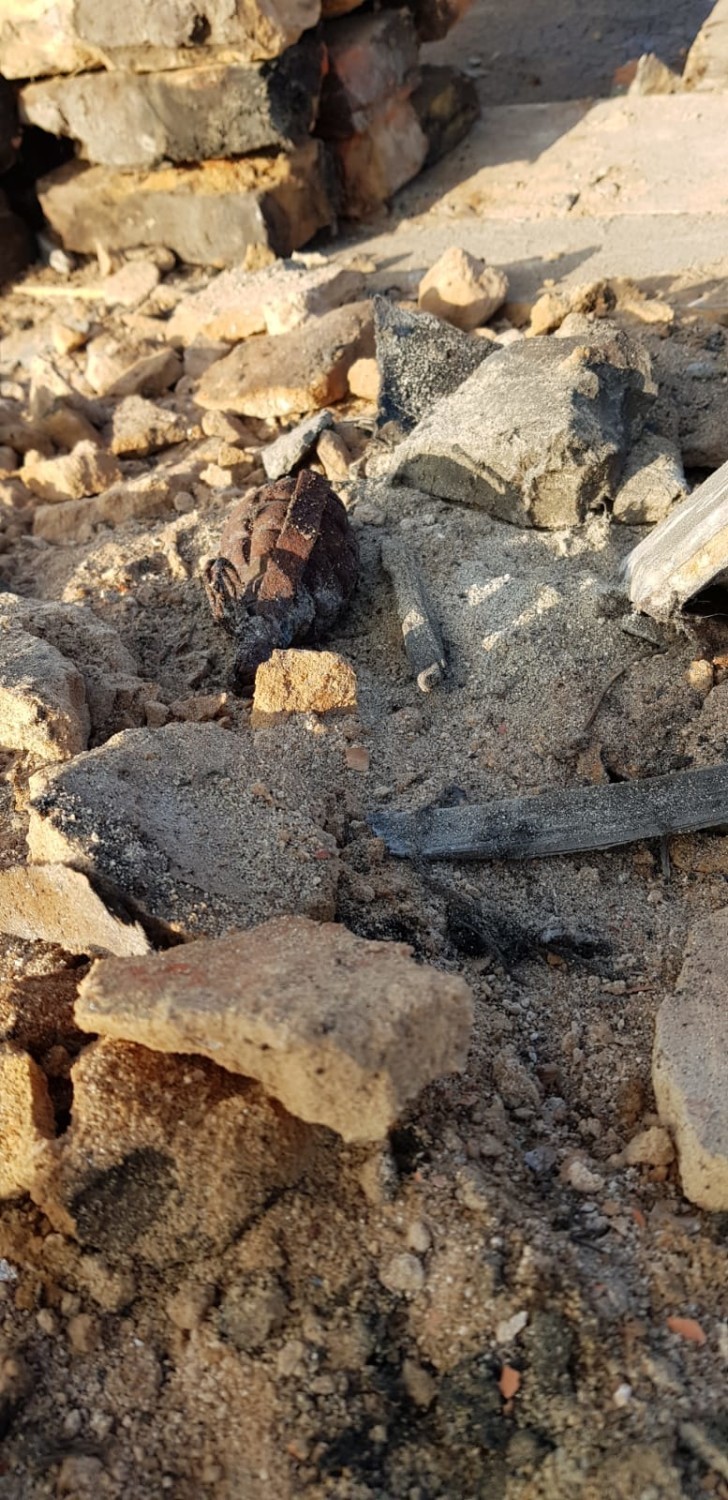 Przedbórz. Granaty znalezione podczas rozbiórki komina