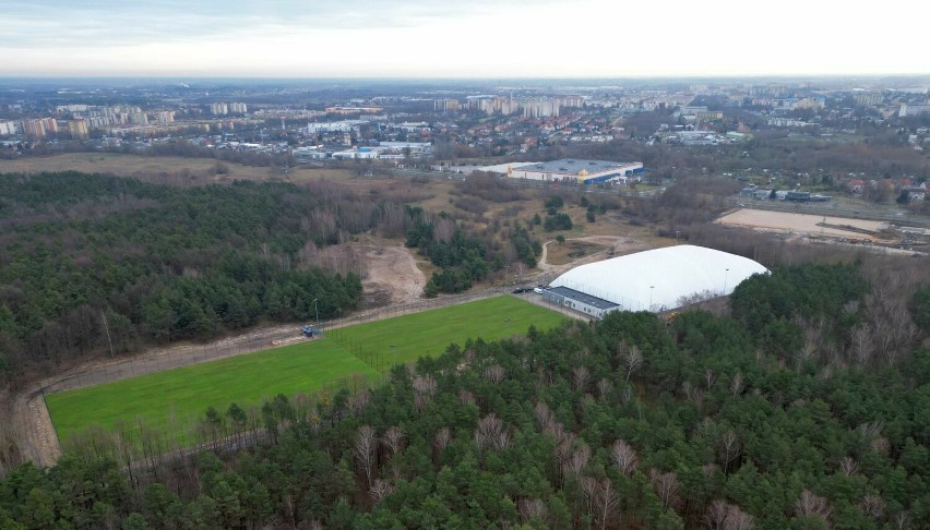 Intensywna budowa Centrum Sportowo–Szkoleniowego Radomiaka w Radomiu. Jak wygląda plac z lotu ptaka? Zobacz zdjęcia z drona
