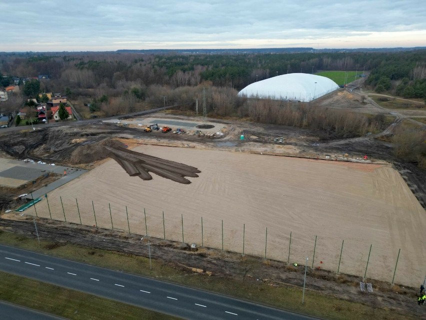 Intensywna budowa Centrum Sportowo–Szkoleniowego Radomiaka w Radomiu. Jak wygląda plac z lotu ptaka? Zobacz zdjęcia z drona