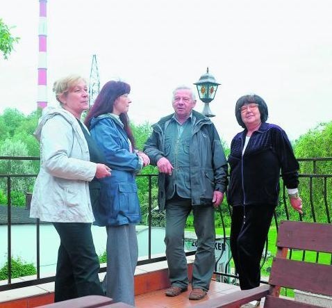 Od lewej: Maria Noster, Hanna Zwolak, Stefan Mazurek i Ewa Namysł nie chcą kolejnego komina
