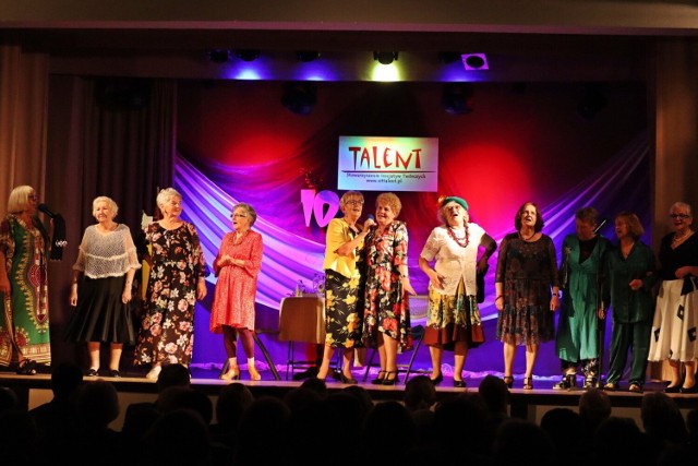 Panie ze stowarzyszenia "Talent" zachwyciły w Staszowskim Ośrodku Kultury.