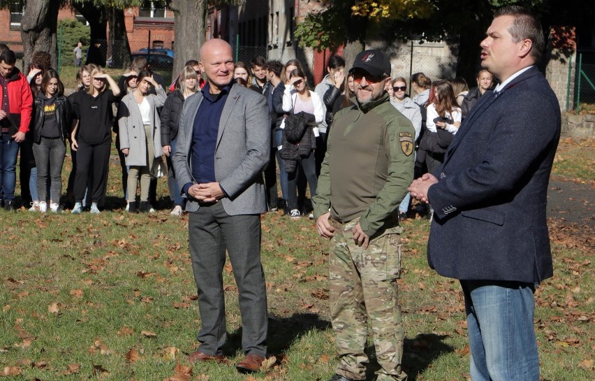 Z uczniami klas mundurowych III Liceum Ogólnokształcącego...