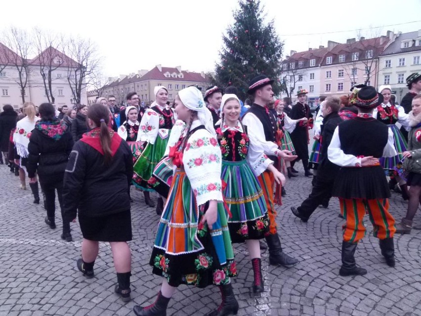 Polonez na Starym Rynku w Łowiczu (Zdjęcia)