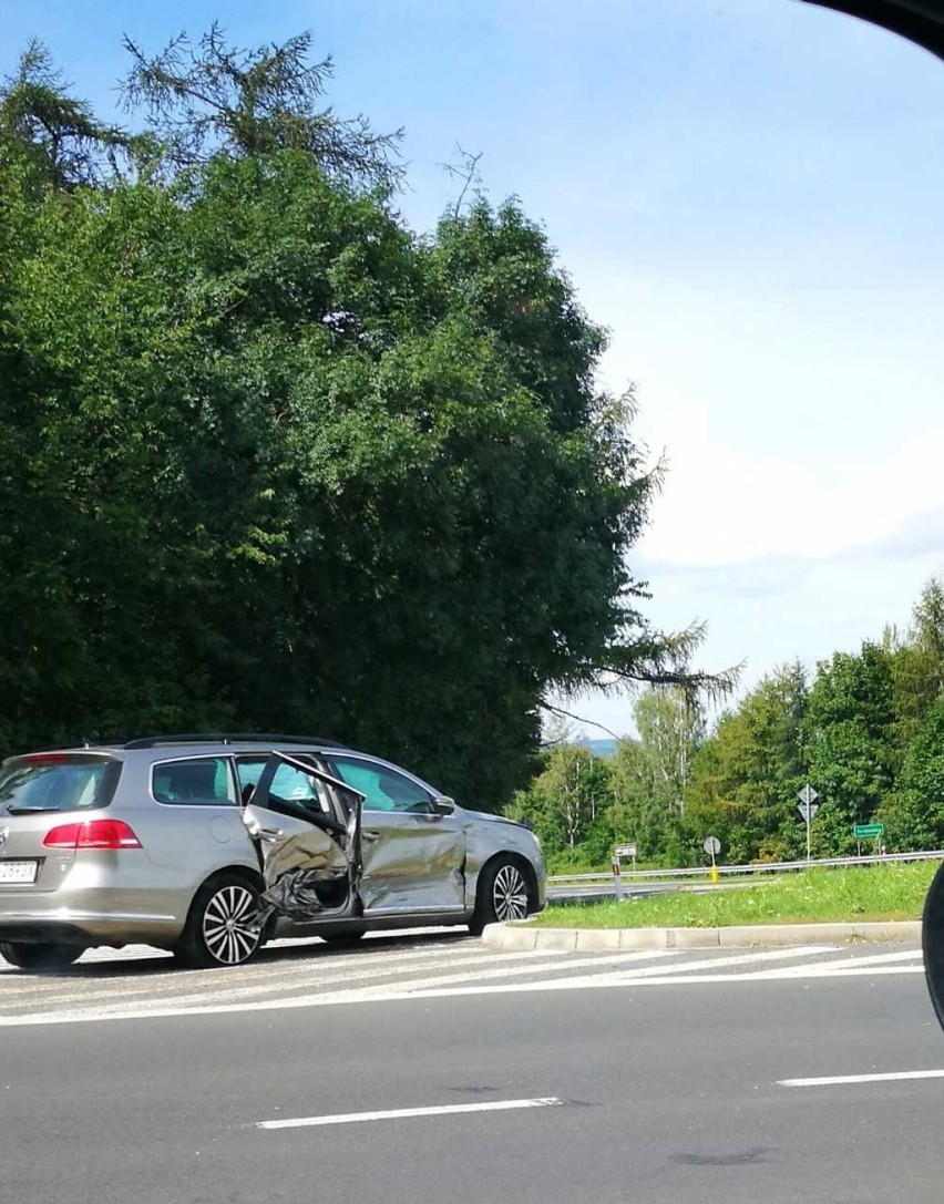Kolizja na 35 przy zjeździe do Świebodzic. Trzy auta uszkodzone (ZDJĘCIA)