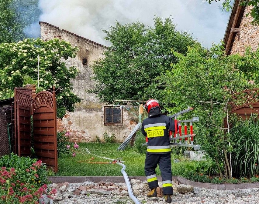 Cztery zastępy strażaków wyjechały do pożaru budynku w Ostrowie pod Przemyślem [ZDJĘCIA]