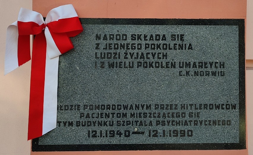 Tablica pamiątkowa na ścianie budynku chełmskich "medyków".