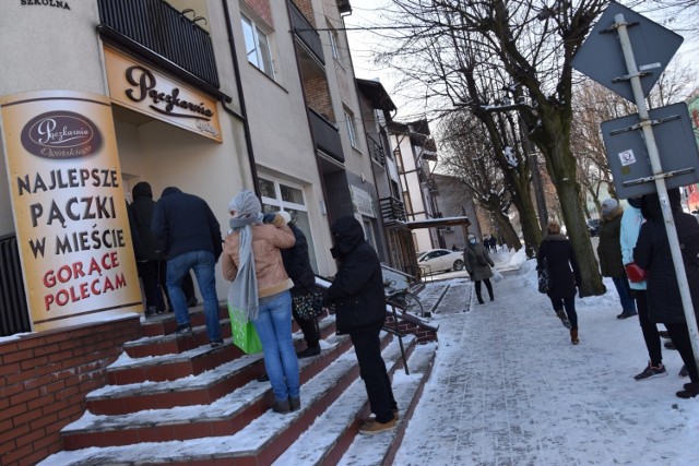 Tłusty czwartek w Zduńskiej Woli. W kolejkach po pączki