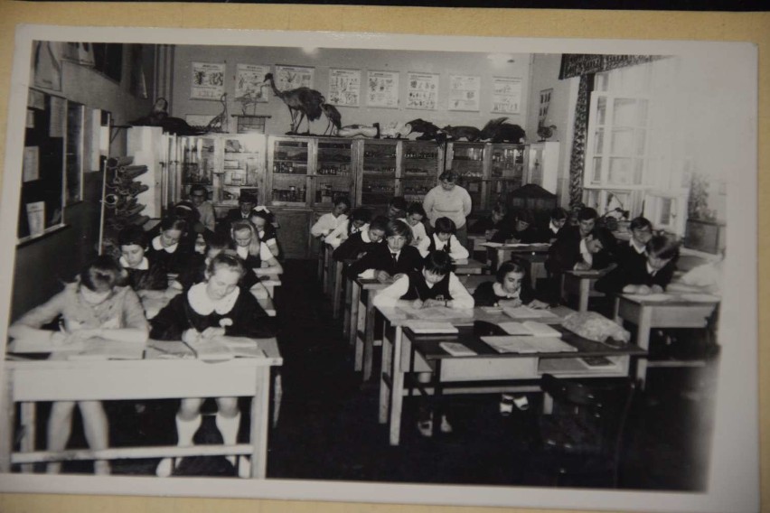 Szkoła Podstawowa numer 4 w Wągrowcu na starej fotografii. Sympatyczne wspomnienia