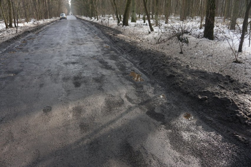 Nowe drogi w gminie Wolbórz są już zniszczone przez ciężki...