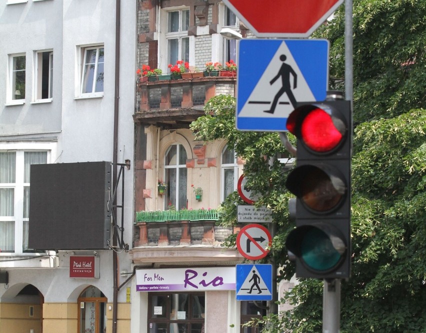 Czerwone światło na sygnalizatorze oznacza bezwzględny zakaz...