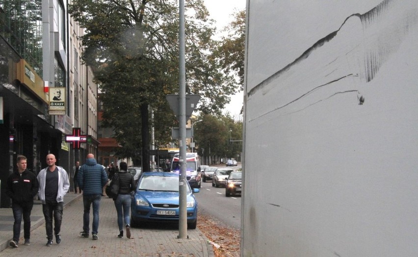 Nieszczęście na Warszawskiej w centrum Kielc. Pasażerka autobusu z obrażeniami 