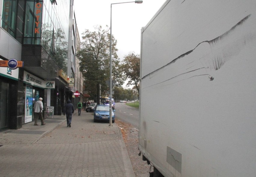 Nieszczęście na Warszawskiej w centrum Kielc. Pasażerka autobusu z obrażeniami 