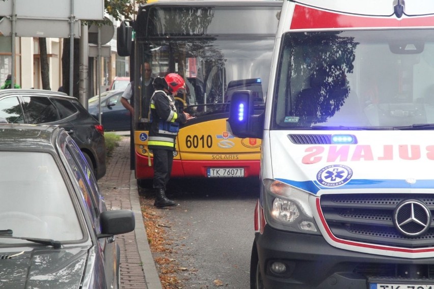 Nieszczęście na Warszawskiej w centrum Kielc. Pasażerka autobusu z obrażeniami 