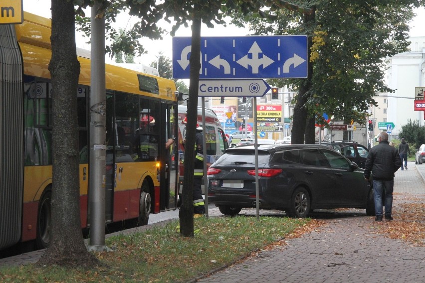 Nieszczęście na Warszawskiej w centrum Kielc. Pasażerka autobusu z obrażeniami 