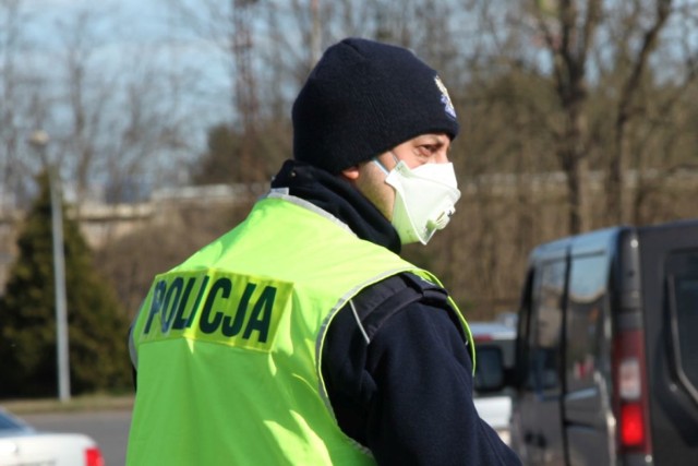 Policjanci ostrzegają, że za złamanie kwarantanny grozi grzywna w wysokości 30 tys. zł.