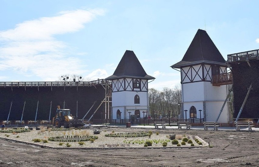 Majówka pod tężniami w inowrocławskim Parku Zdrojowym. Solanka płynie już w części wielkiego inhalatorium [zdjęcia]