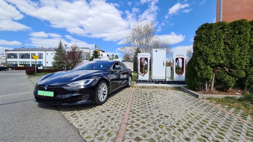 [ZDJĘCIA] Piękne samochody Tesla pod hotelem Blue Diamond. Ładowarka sprawdza się i przyciąga kierowców z całej Polski
