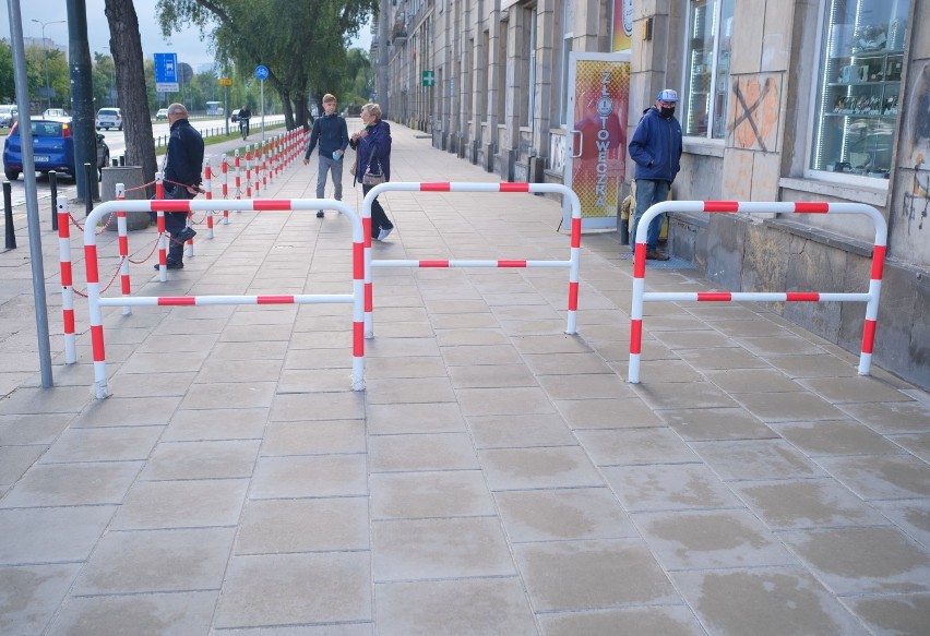 Wspólnocie przeszkadzali rowerzyści, więc ogrodziła barierkami ''swój chodnik''. ''To miły gest, że pozwalamy tam chodzić pieszym''