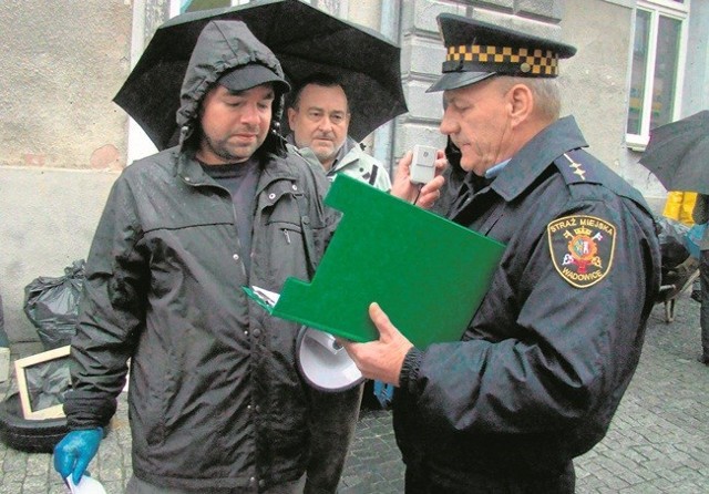 Mateusz Klinowski, lider IWW, pouczany przez Tadeusza Frasunka, strażnika miejskiego