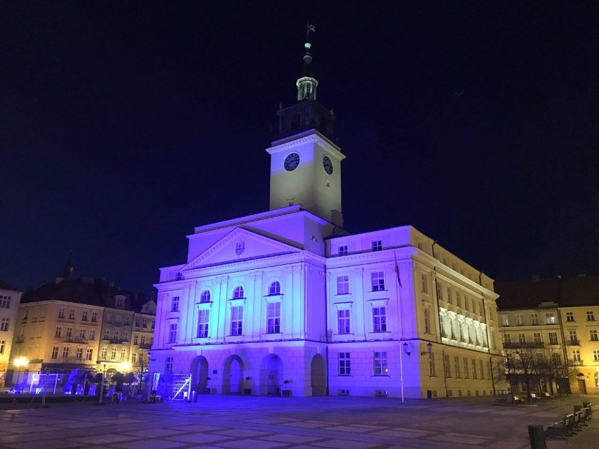 Światowy Dzień Świadomości Autyzmu. Ratusz w Kaliszu...